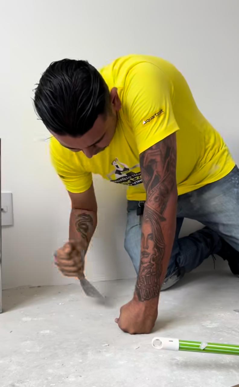 Rian instalando piso
